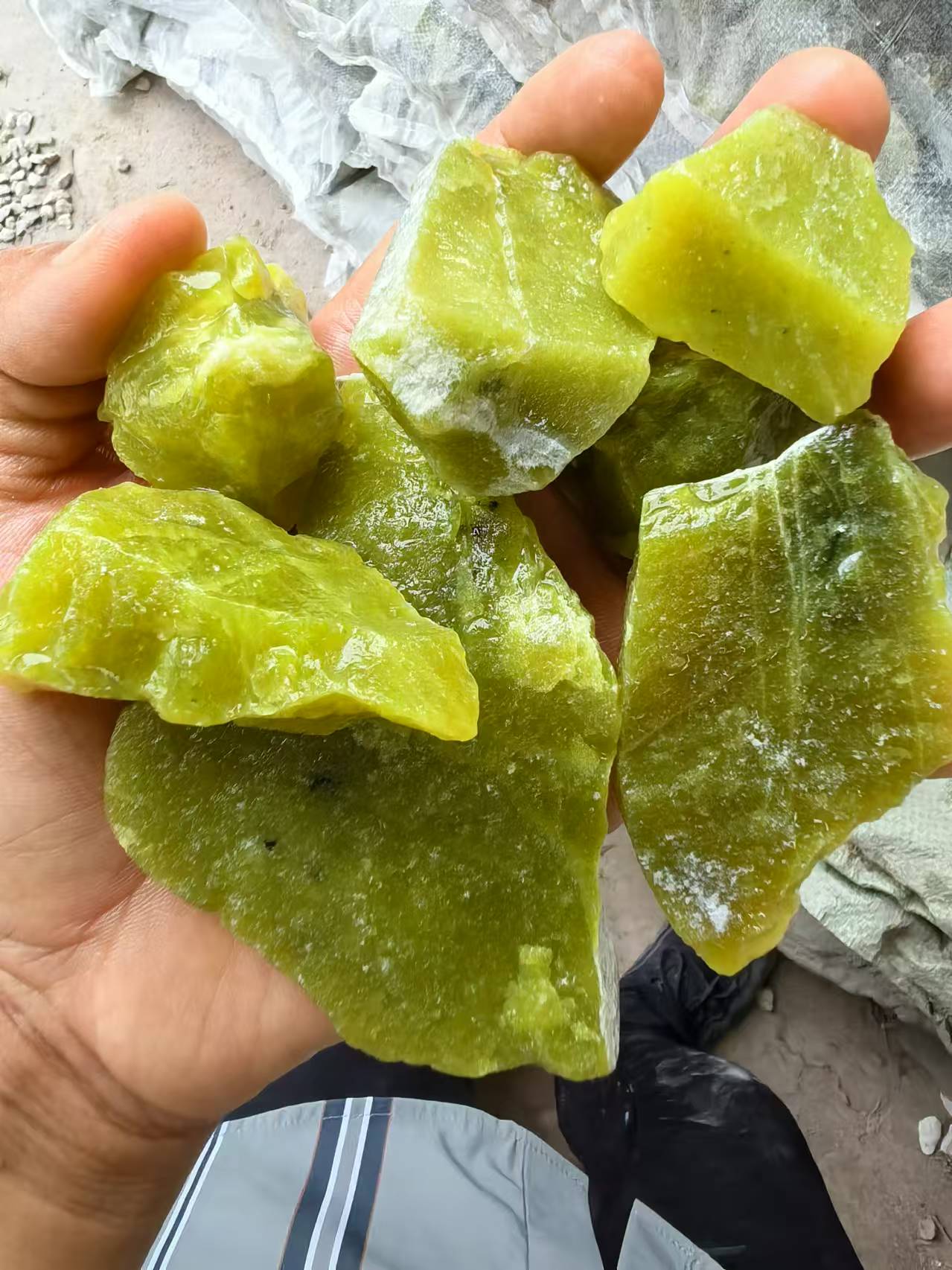 黄中带绿石米